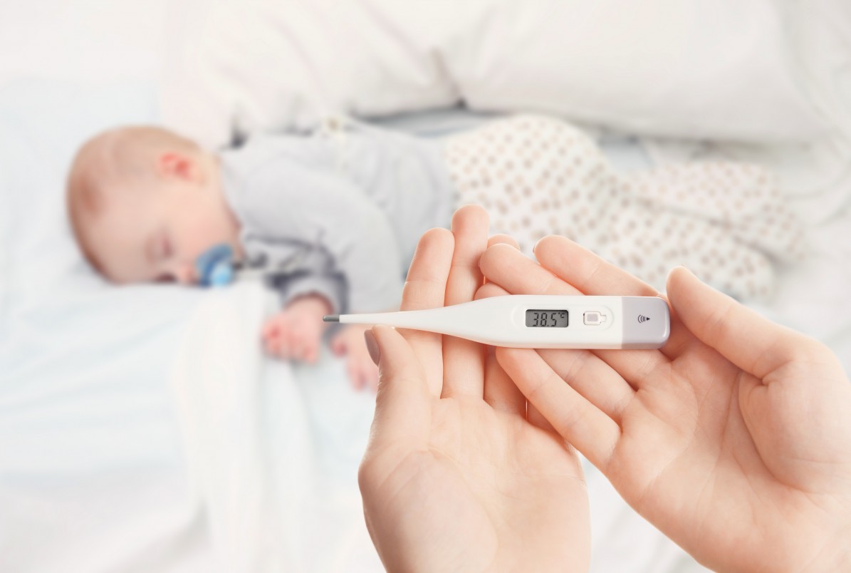 Podwyższona temperatura u niemowlaka to nie zawsze gorączka