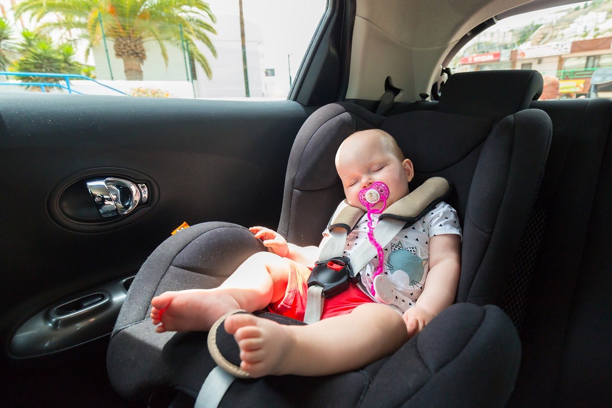 Dziecko powinno podróżować przodem, czy tyłem do kierunku jazdy?